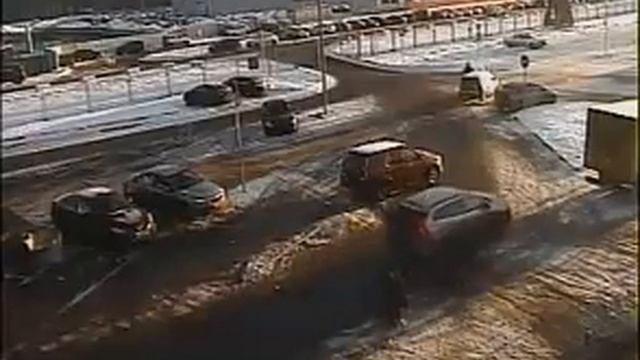 Девушка сбивает дорожный знак на парковке смотреть онлайн