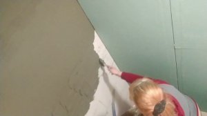 Строим Дом Своими Руками. Штукатурка сан узла клеевым растворов без маяков.