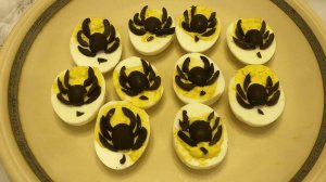 Фаршированные яйца с пауками на Halloween. Закуска на Хэллоуин