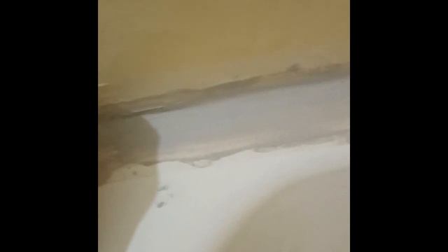 Как заделать щель межу ванной и стеной / Плинтус для ванны смотреть онлайн