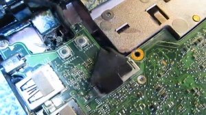 Недостатки конструкции корпуса и петли крышки нетбука ASUS IEEE PC 1225B