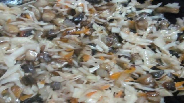 Зразы из картофеля грибов и маринованной капусты