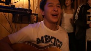 Парень классно поет и играет на гитаре