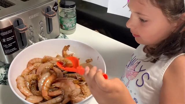 Маленький повар. Лана готовит креветки ??