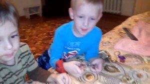 Показал сыну старый кассетный магнитофон весна