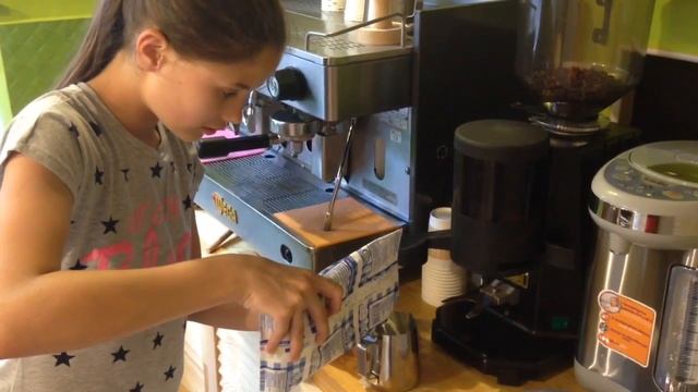 Делаем кофе в кофейне смотреть онлайн