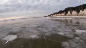 на коньках по замерзшей реке