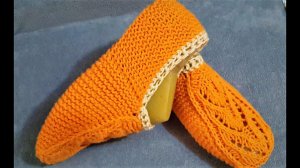 Желтогорячие следки с ажуром на двух спицах без швов