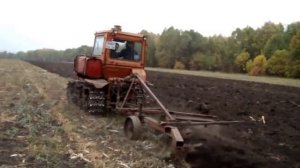 DT-75 plowing /// Трактор ДТ-75 вспашка зяби