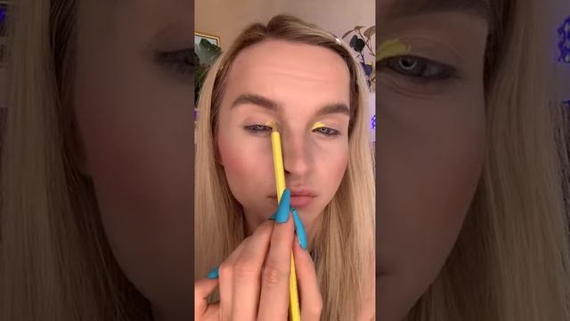 МАКИЯЖ ЦВЕТНЫМИ КАРАНДАШАМИ #shorts смотреть онлайн