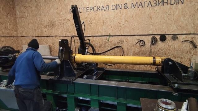 Разборка гидроцилиндра в разборочном станке