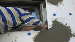 Формирование уклона под установку отлива, диагональные и внутренние косынки по углам оконных проёмо