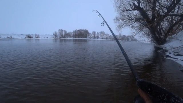 Январь .. Москва Река .. отличный клёв рыбы! Или как Алёша удил Алёшу) смотреть онлайн