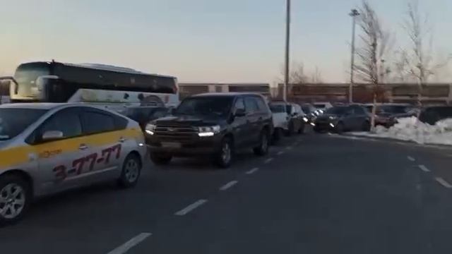Огромная пробка на парковку аэропорта Владивостока