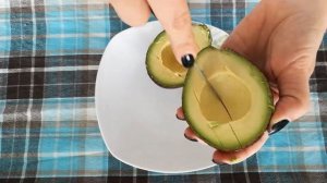 Как вытащить косточку из авокадо? Как нарезать авокадо? (руки остаются чистыми)