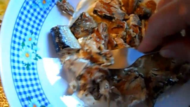 Как приготовить салат с консервой.  Салат с рисом и консервой рыбной рецепт.