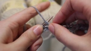 Полая резинка по кругу. Вязание спицами. #KVK