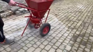 Ручной разбрасыватель универсальный РРУ-55/2 для соли песка минеральных удобрений