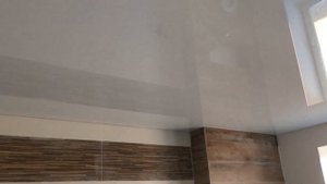 Ставить экран на световые линии в натяжной потолок или нет?