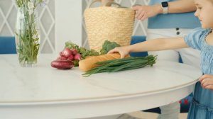 Шикарный белоснежный стол Валенсия-1 и мягкие стулья с подлокотниками Софи