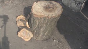 Автомобиль работает на дровах.