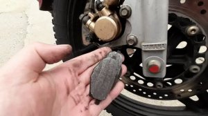 Замена передних тормозных колодок на Yamaha YBR 125