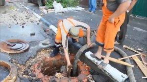 Рабочие забивают трубу чопиками