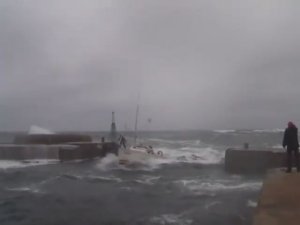 Техника управления парусным судном - Заход в бухту - Яхта влетает в гавань на гребне волны