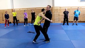 обхват с руками с переди