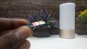 How to insert SIM card / SD card in Honor 7s