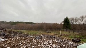 парень начал восстанавливать заброшенный участок с домом, покраска дома в серый цвет