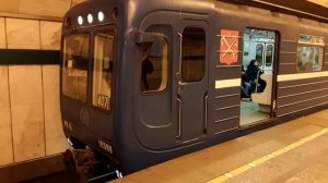 Электропоезд 81-540 номерной 407 прибывает на ст.метро Обухово