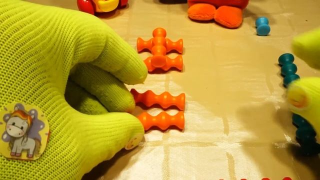 Сказка про зайчат. Зайчата качаются на качелях. В мультфильме используются строительные палочки.