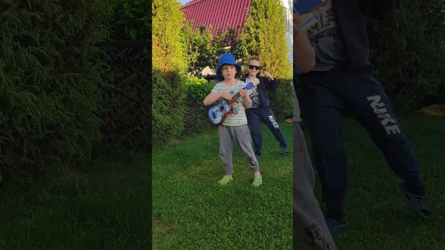 димонгришадеревняраководачагитарабалалайкадетивеселье