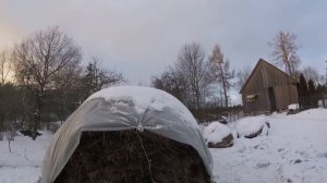 Хранение сена в стоге на улице. Крючок для сена. // Жизнь в деревне.