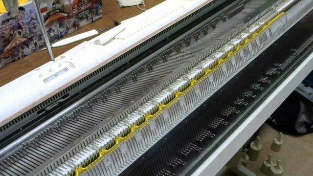 Шапочка тыковка резинкой на вязальной машине⚡Машинное взание шапочки такори ⚡Двухфонтурная шапка №4 смотреть онлайн