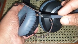 How to connect the Microphone on the JBL Quantum 100 headphones