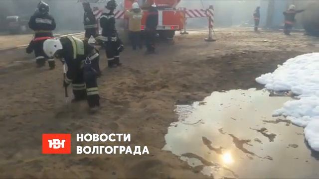 Крупный пожар тушат на нефтебазе в Красноармейском районе Волгограда