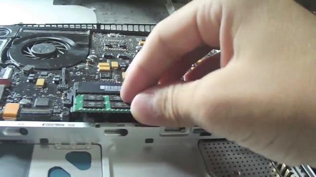 Changer RAM MacBook Unibody Late 2008 8Go RAM смотреть онлайн