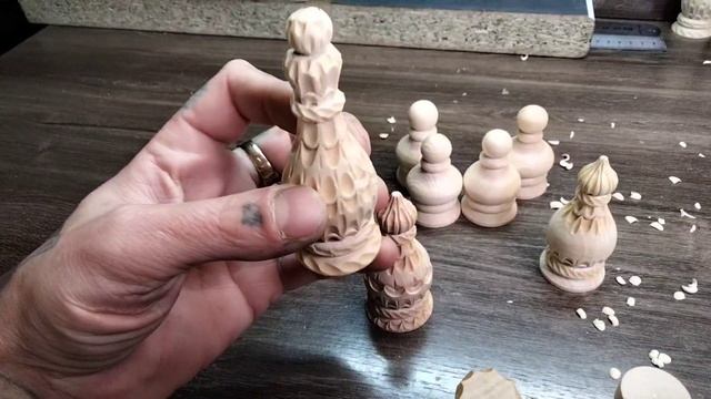 резные шахматы. в процессе изготовления. резьба по дереву.