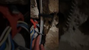 Лайфхак: крепление проводки в штробе