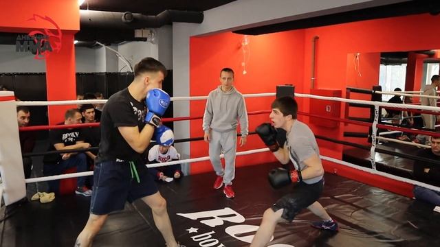 Боец ММА бьется по боксу! Бой с открытого ринга по боксу в клубе Rocky Gym / Дневник ММА смотреть онлайн