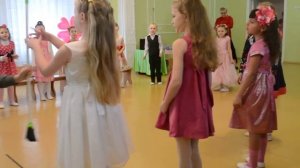 Игра с мамами "Веселый веник", утренник 8 Марта, старшая группа