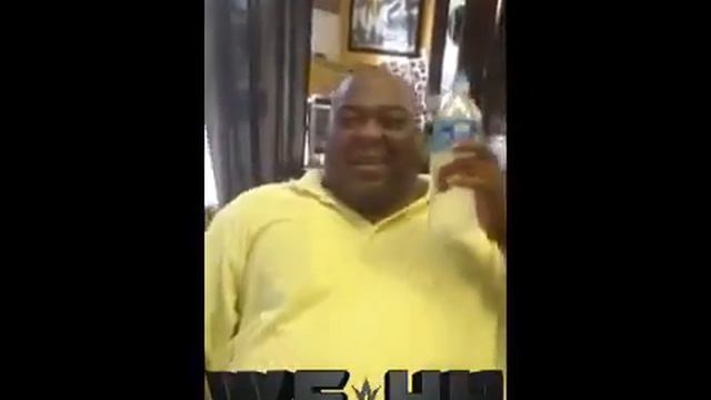 Что он делает с глазами.Жесть.