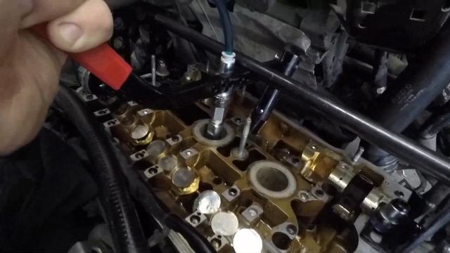 Поменять маслосъёмные колпачки очень просто