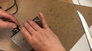 Острый нож как лезвие, затачиваем на  маленьком наждаке сделанном из винчестера (жесткого диска).