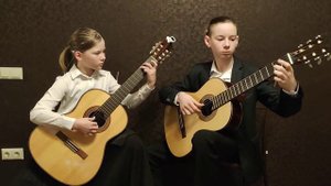 Дуэт гитаристов "МаКи"(Шнайдер Кира, Шнайдер Марк)