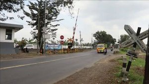 RUSH HOUR ! Railroad Crossing Indonesia at Central Java Main Road | Java Railfanning
