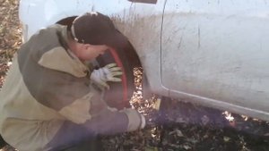 Как завести машину если сел аккумулятор?  Заводим авто верёвкой.