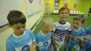 Тренировка по футболу в Футибол. Детский футбол. Дети. Футбол.